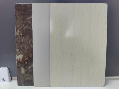 Chine PVDF ACP feuilles avec finition en grain de bois 2,0 mm épaisseur 0,18 mm couche d'aluminium pour les intérieurs de salon à vendre