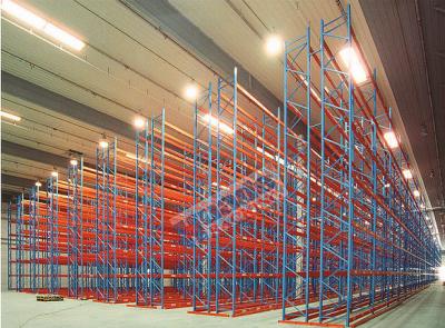 China 2500 Kg Per Pallet Rack Shelving Q345 Steel Rack Storage With Narrow Aisle for sale