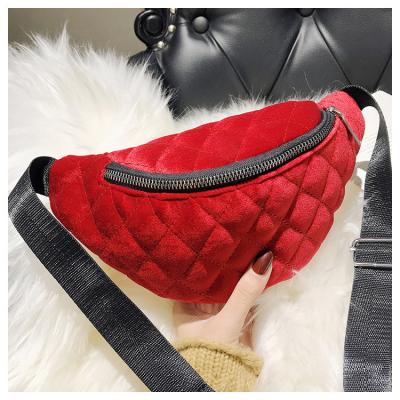 China 2021 Newest Water Proof High Quality Plush Fur Waist Bag For Winter Fanny Pack Waist Bag for sale