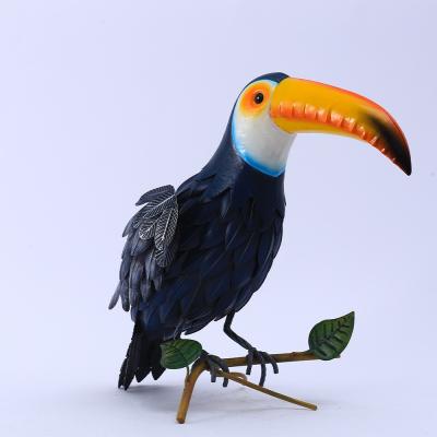 China Toucan Metal Garden Ornaments Vivid Iron Garden Decoration Handmade for sale