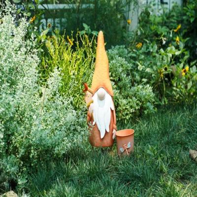 中国 Metal Garden Ornaments Spring Brights Gnome Garden Statuary With Planter 販売のため