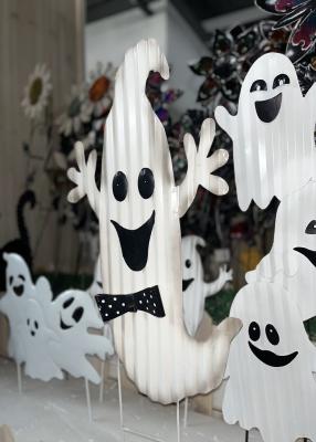 Chine Le métal extérieur Halloween ornemente des statues de jardin Ghost que réaliste branchent à vendre