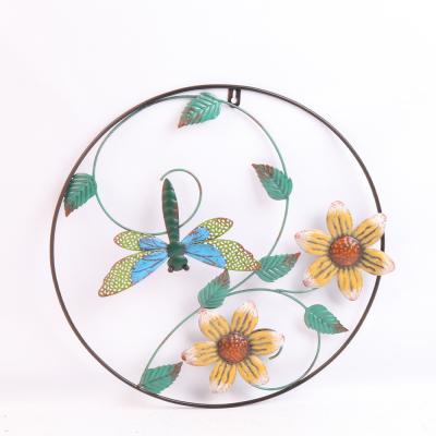 Chine Ornements muraux modernes en métal pendants cadre rond avec fleur de feuille de papillon libellule à vendre