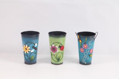 China Vaso de decoración de patio de metal de alta durabilidad estilo rústico artesanías coloridas en venta