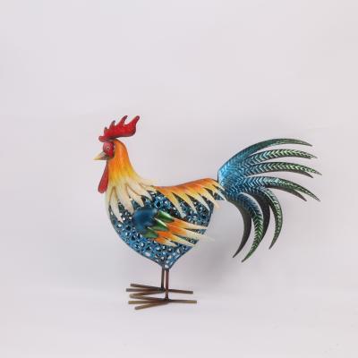 Chine Un ornement de jardin de coq en métal aux couleurs captivantes à vendre