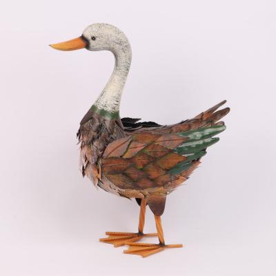 Chine Ajoutez une touche de fantaisie à votre jardin d'animaux de jardin sculptures de canard en métal avec des plumes 3D à vendre