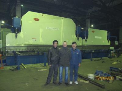 Chine Frein de presse de commande numérique par ordinateur de deux presses se pliant ainsi que la gorge 720mm, frein tandem de presse à vendre