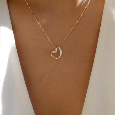 China Women Fashionable 2021 New Design Luxury Jewelry Gold Plated Crystal Hollow Heart Pendant Necklace for sale