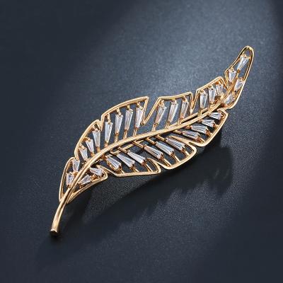 China Hot Selling Korean Leaf Design Copper Copper Plated Real Gold Brooch Coat Accessories Micro Inlaid Zircon Shiny Jewelry for sale