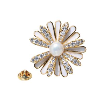 China New fashion flower pearl brooch color cooper yellow gold plated 6-6.5mm button pearl brooch for sale