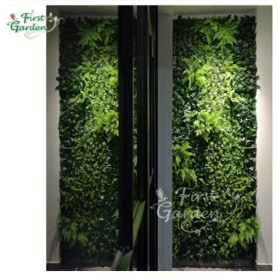 China Eco-friendly Artificial Green Golden Wall Panel Backdrop Scindapsus Herb Fern Plants Vertical Foliage Garden for sale