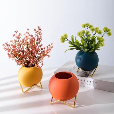 China Popualr Ceramic Round Ball With Iron Stand Flower Pot Table Top Bracket Vase Plant Stand For Living Room Decoration for sale