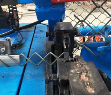 China Low Noise Full Automatic Chain Link Fence Machine For 1.6mm-4mm Wire Diameter for sale