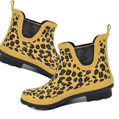 China Fashion trend ladies fashion weiington short rubber rain boots with custom logo for sale