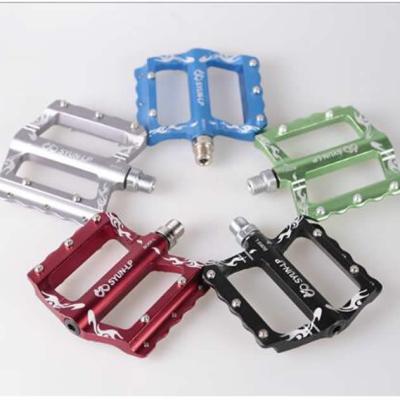 China Pedal de bicicleta CNC de aleación de aluminio de plataforma grande de oleaje sellado Pedal de rodamiento para bicicleta de montaña anodizado con el logotipo del cliente en venta