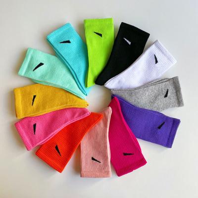 China Breathable XINQI OEM/ODM custom logo socks colorful streetwear nk meias esportivas socks sport for sale