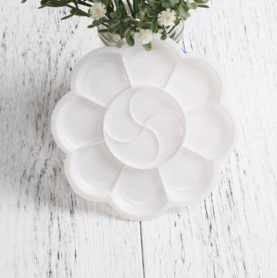 China New White Watercolor Plum Paint Palette Flower Shape Acrylic Color Wholesale Watercolor Mixing Art Paint Trays Palettes for sale