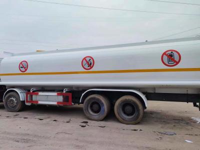 Cina 351-450 CV Siontruk HOWO Euro 3/4/5 8*4 Fuel Tanker Truck 10350X2496X3048mm per la consegna del carburante in vendita