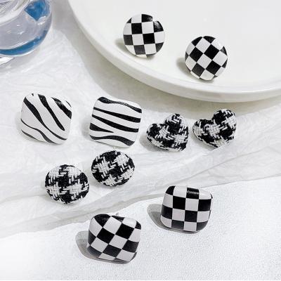 China Trendy Fashion Personalized Plaid Pattern Heart Chessboard Statement Black and White Statement Earrings 2021 New for sale