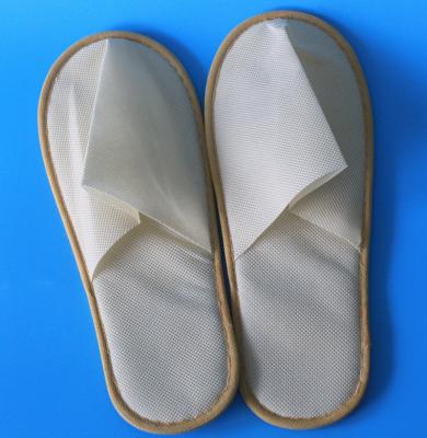 China Fashion/Comfortable/Durable Yangzhou Hotel Supplies Closed Toe Anti-Slip Dots Sole Nonwoven Disposable Hotel Slipper for sale