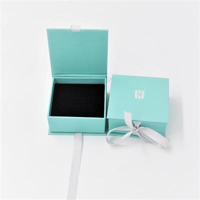 Cina Contenitori di regalo blu dei gioielli del cartone di Crepack EVA Ring Paper Earrping Pendant Box con il nastro in vendita