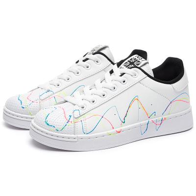 China Fashion Trend Classic Fashion Reflective Bright White Leather Sneakers For Women for sale