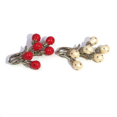 China Classic Brass Gold Plated Jewelry Maker Brooches Women Flower Custom Pearl Brooch for sale