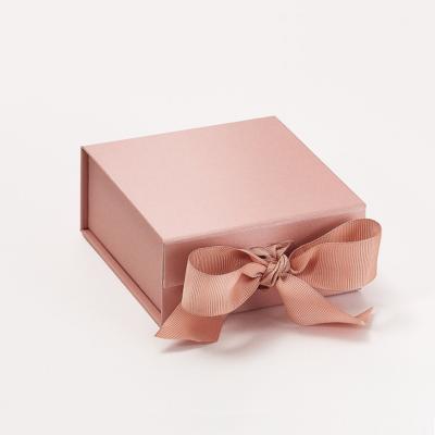 China Beauty Design Recyclable Stylish Closure Gift Paper Boxes With Silk Ribbon for sale