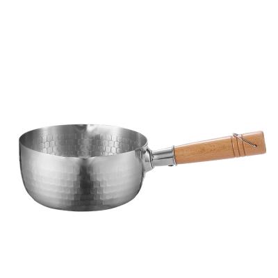 China Sustainable Drop Shipping 430 Stainless Steel Wooden Handle Snow Pan With Lid Flat Bottom Frying Pan Japanese Hammer Pattern Mike Pot for sale