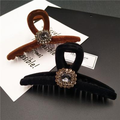 China Hot popular hair claw autumn and winter fashion INS style hand clip forces hair cut hair claw clip diamonds for sale