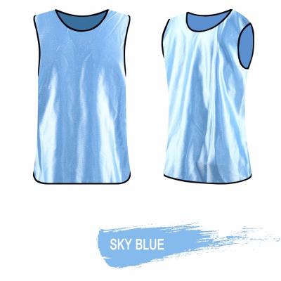 China Quick Dry Wholesale Low Price Custom Free Size Sports Mesh Aprons Adult Adult Scrum Training Vests Blank Soccer Bibs for sale