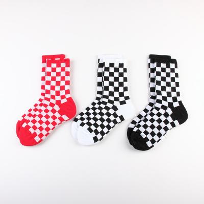 China High Quality Breathable Checkerboard Fashion Combed Cotton Mens Black White Checkered Skateboard Crew Socks for sale