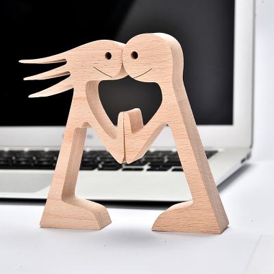 China 2022 Europe Lovers Souvenir Home Decorations Crafts Wooden Desk Art Decorative Sculpture Wooden Ornaments Carving Couple Figurine for sale