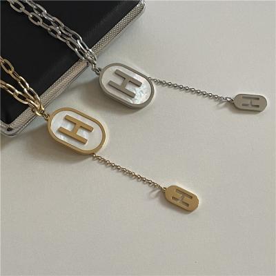 China 2022 Luxury Long Accessories Shell H Letter Necklace Lead Free Nickel Free Fashionable Niche Lock Couple Chain for sale