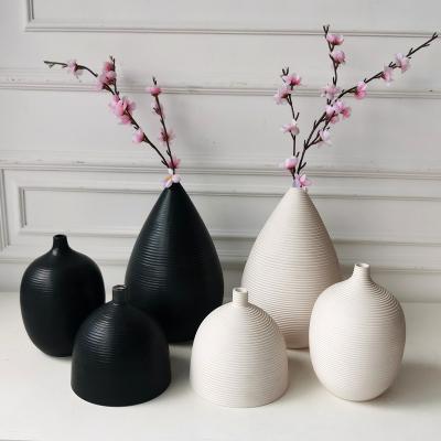 China JIA SHUN Modern White and Black Groove Ripple Ceramic Flower Vase Eco-friendly for Home Decor for sale