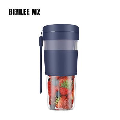 China 3.7V USB Mini Car Blender Waterproof Smoothie Mini Juicer Portable Blender with Magnetic Suction Refill BPA Free for sale