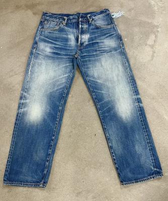 Chine Finition denim lavage léger avec un décoloration subtil et une moustache pour un look classique à vendre