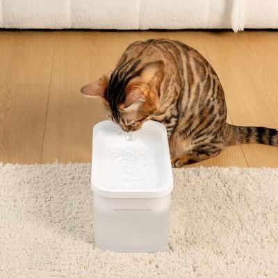 China Fuente eléctrica para bebidas para mascotas Dispensador de agua para gatos de 600 kg de capacidad con filtro de carbón activado en venta