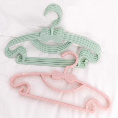 China Good Quality Eco-friendly Material Wholesale Goods Thin Shoulder Cinnamon Rubber Kids Plastic Baby Hanger for sale