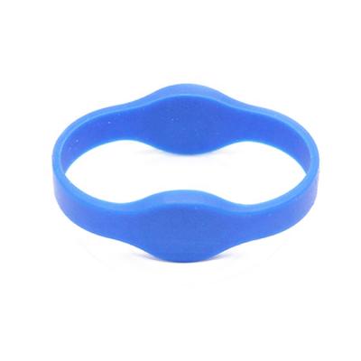 China Long Range Waterproof Dual Range HF+UHF RFID Chips RFID Wristbands Dual Frequency Wristbands For Tracking for sale