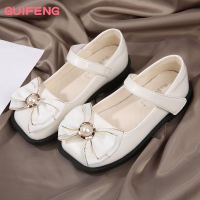 China Cute Princess Shoes 2023 Lacquer Fashionable Girls Flat New Small Than Light Buckskin Shoes Children's Bow Performance Outdoor Shoes for sale