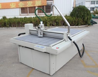 China Os vestuários da roupa costuram a máquina acrílica do router do CNC Digital do Para baixo-corte do molde de Overlock da emenda à venda