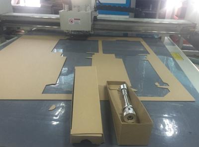 China Carton making cnc cutting table small production making machine à venda