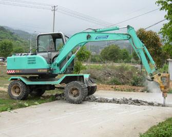 China Vierradantrieb-fahrbarer Bagger mit dem Unterbrecher-Hammer hellblau zu verkaufen