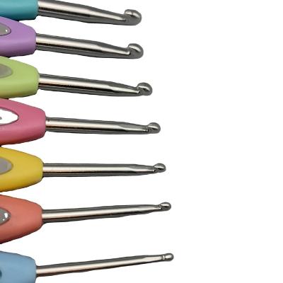 China Easy Handle Crochet Hook Set Portable LED 2.5-6.5mm Household Sundries Sewing Machine Crochet Hook Knitting Tools For DIY for sale