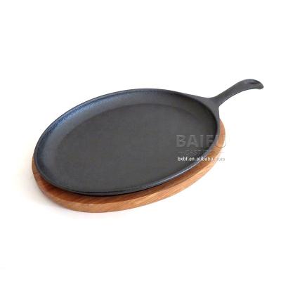 China Moq Sable Low Cast Iron Pre-Seasoned Steak Casserole With Cookware Set Cast Iron Fajita Wood Base Cast Iron Sizzling Casserole Dish for sale