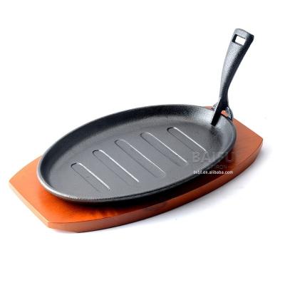 China Sustainable Pre-Seasoned Cast Iron Sizzling Steak Dish Set With Wooden Fajita Skillet Base Server Dish Sizzle Griddle Grill Fajita Pan for sale