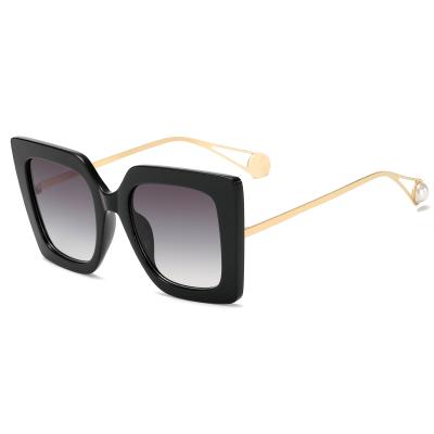 China Fashion Sunglasses 2022 Wholesale Women Luxury Oversized Cat Eye Sunglasses Personalized Trendy Made Italy for sale