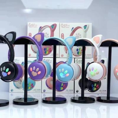 China Creative PK f9 On-ear Earphone Good Quality LED Earphone Cat Ear Headphone Factory Wholesale Price Gifts PK f9 for sale