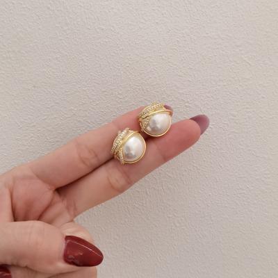 China FASHIONABLE Hyacinth Non Piercing Women Clip Earrings For Girls Temperament Freshwater Pearl Ear Stud for sale